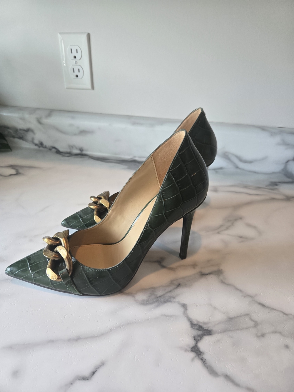 Michael Kors Green Croc-Embossed Pointed Pumps with Gold Chain - Picture 3 of 4